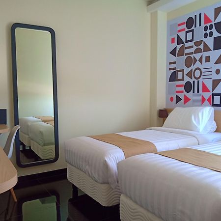 Front One Inn Kediri Кедири Экстерьер фото