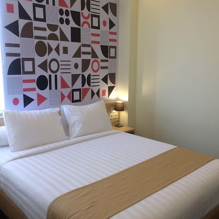 Front One Inn Kediri Кедири Экстерьер фото