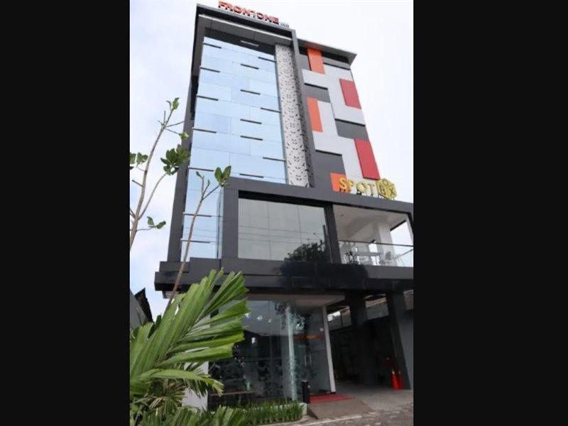 Front One Inn Kediri Кедири Экстерьер фото