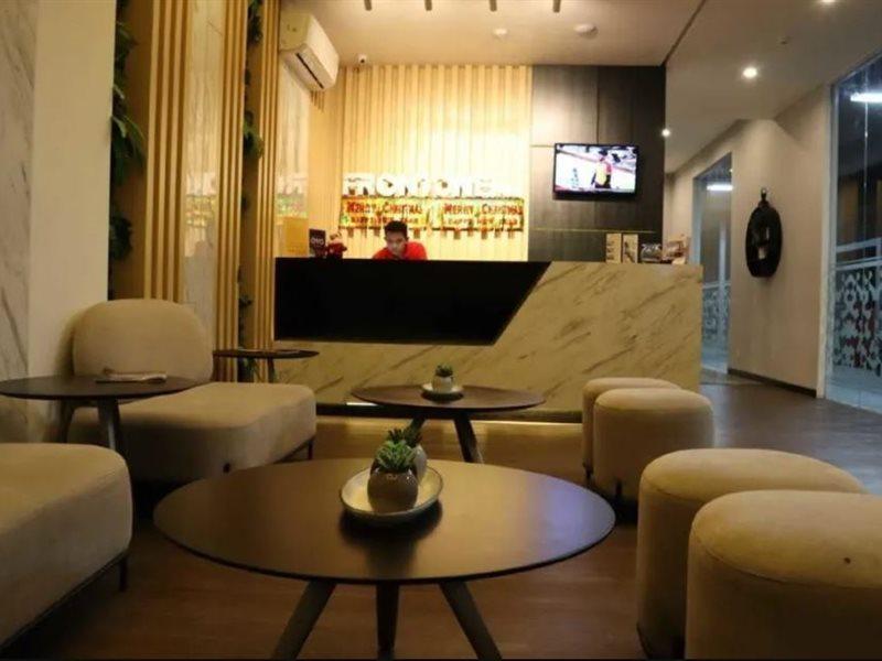 Front One Inn Kediri Кедири Экстерьер фото