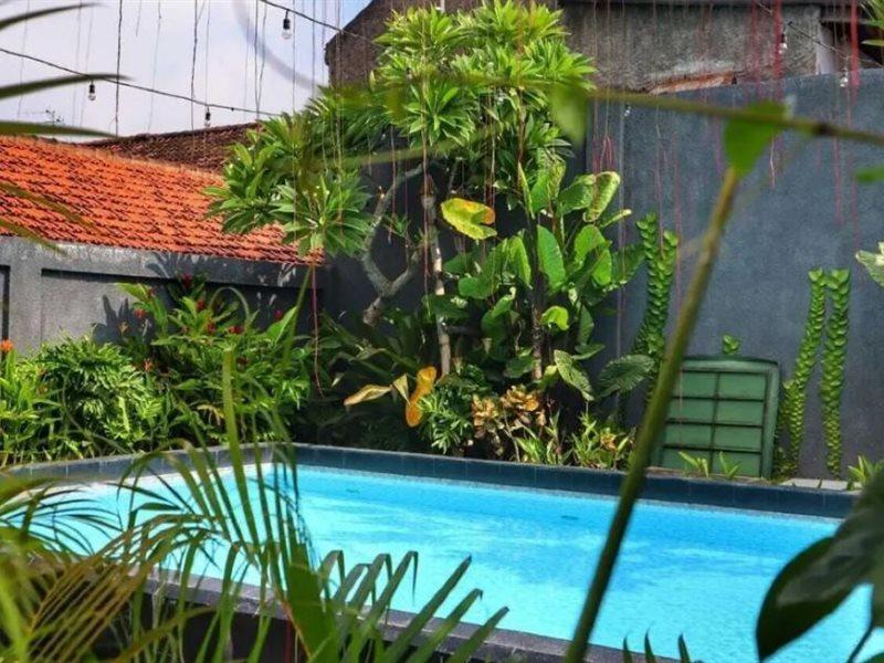 Front One Inn Kediri Кедири Экстерьер фото