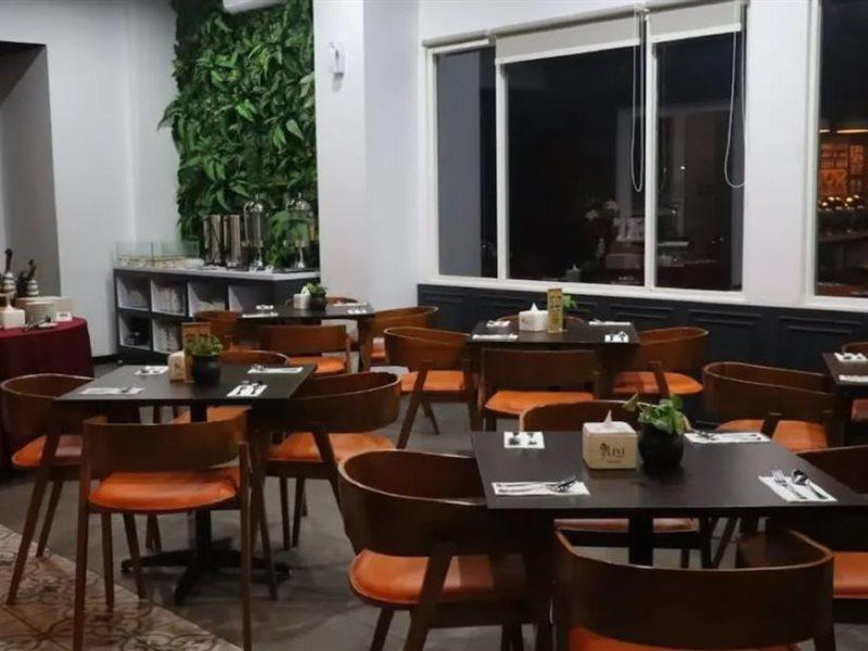 Front One Inn Kediri Кедири Экстерьер фото