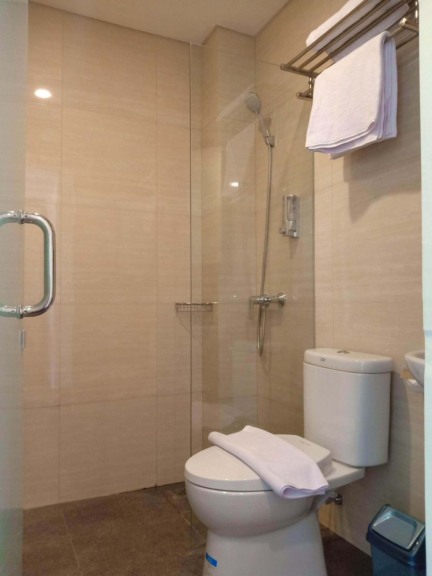 Front One Inn Kediri Кедири Экстерьер фото