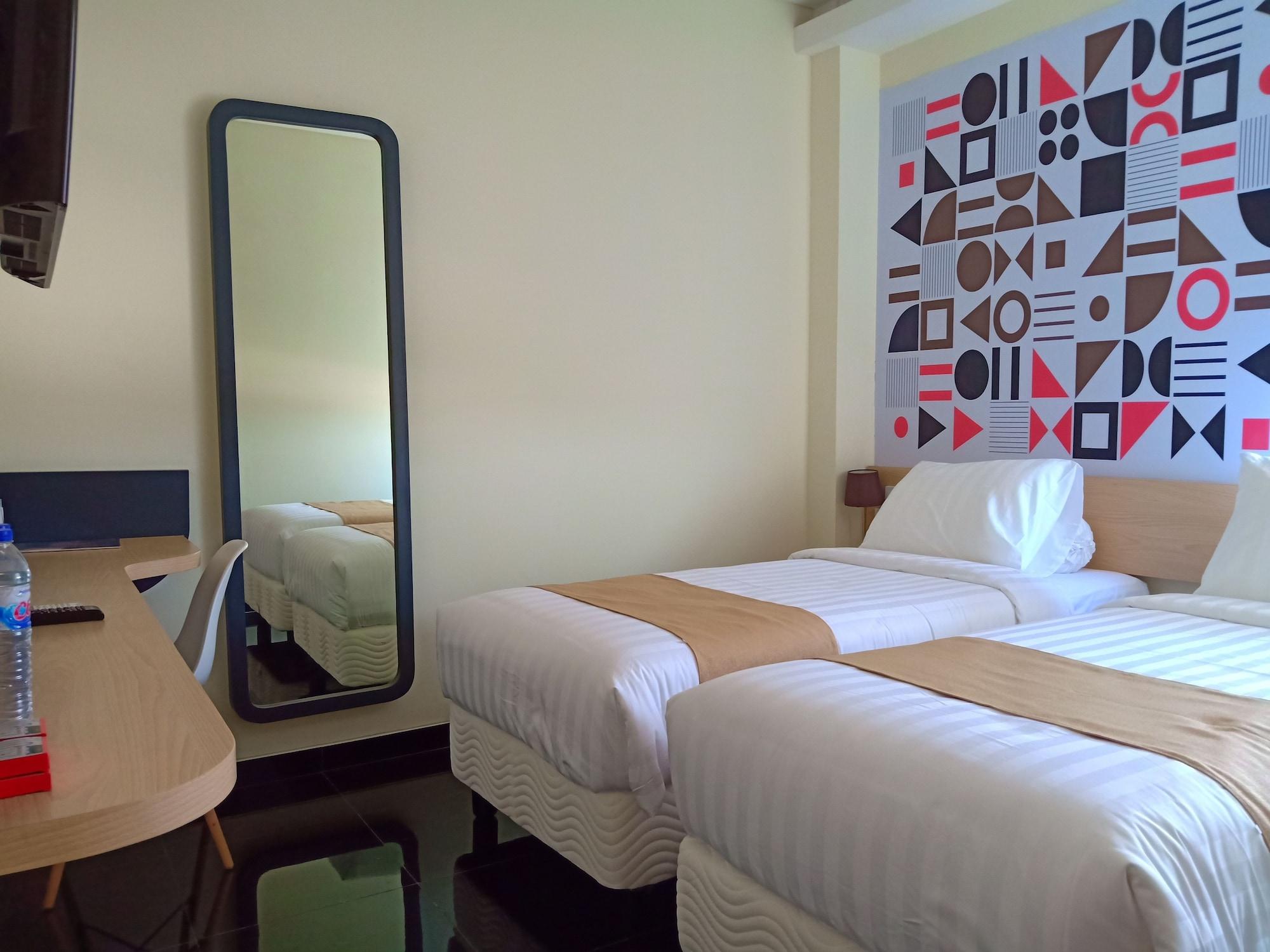 Front One Inn Kediri Кедири Экстерьер фото