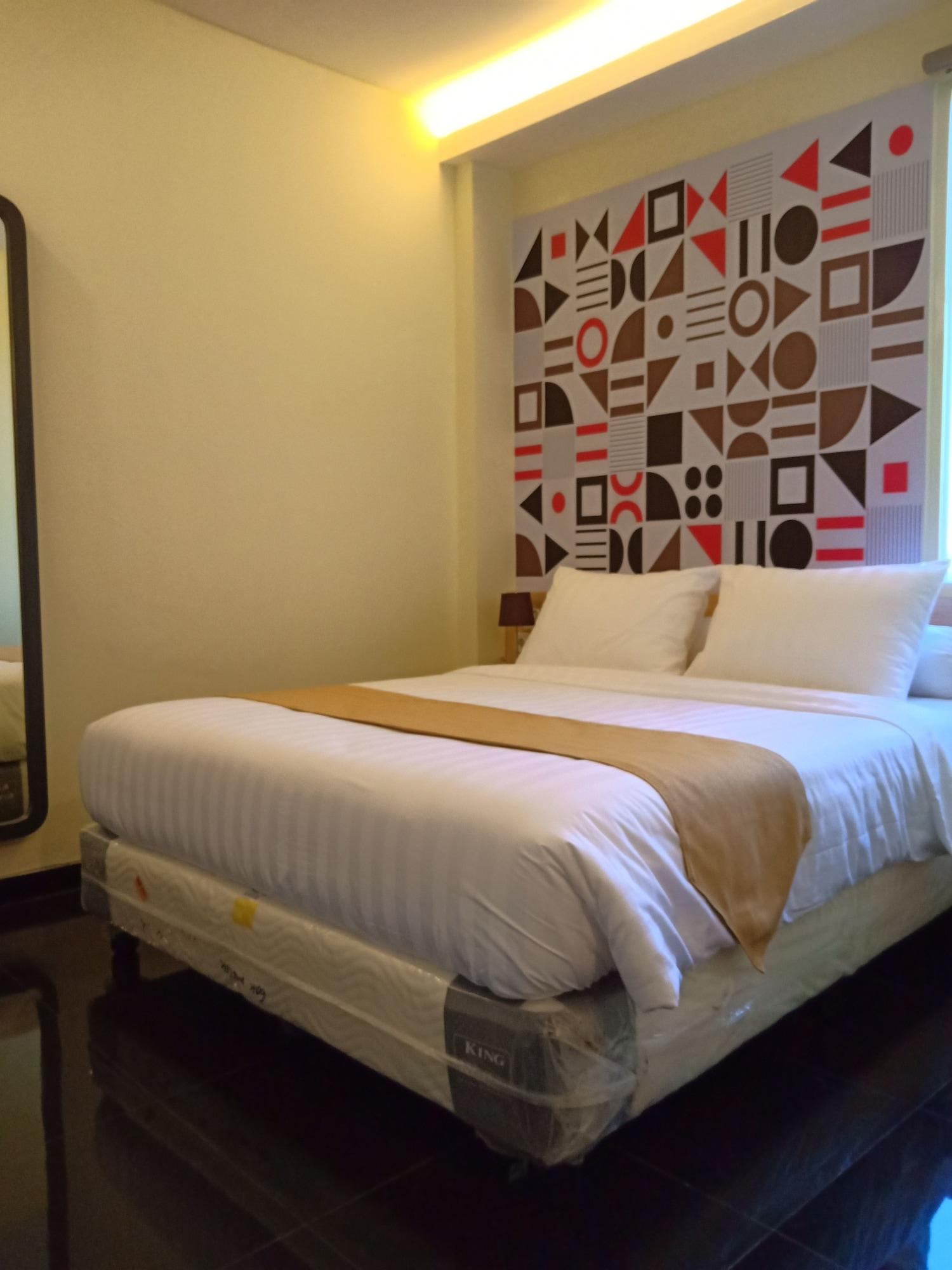 Front One Inn Kediri Кедири Экстерьер фото