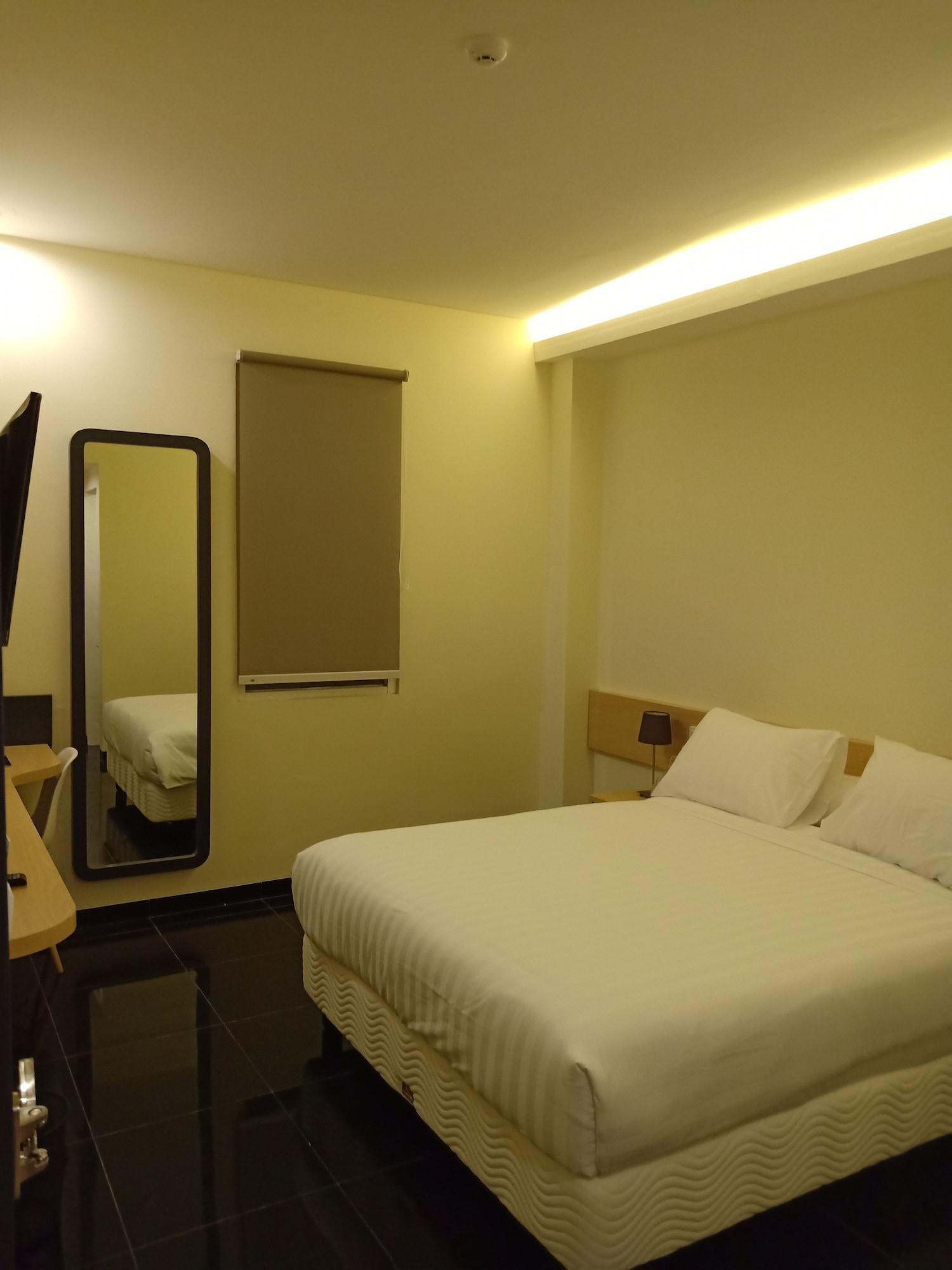 Front One Inn Kediri Кедири Экстерьер фото