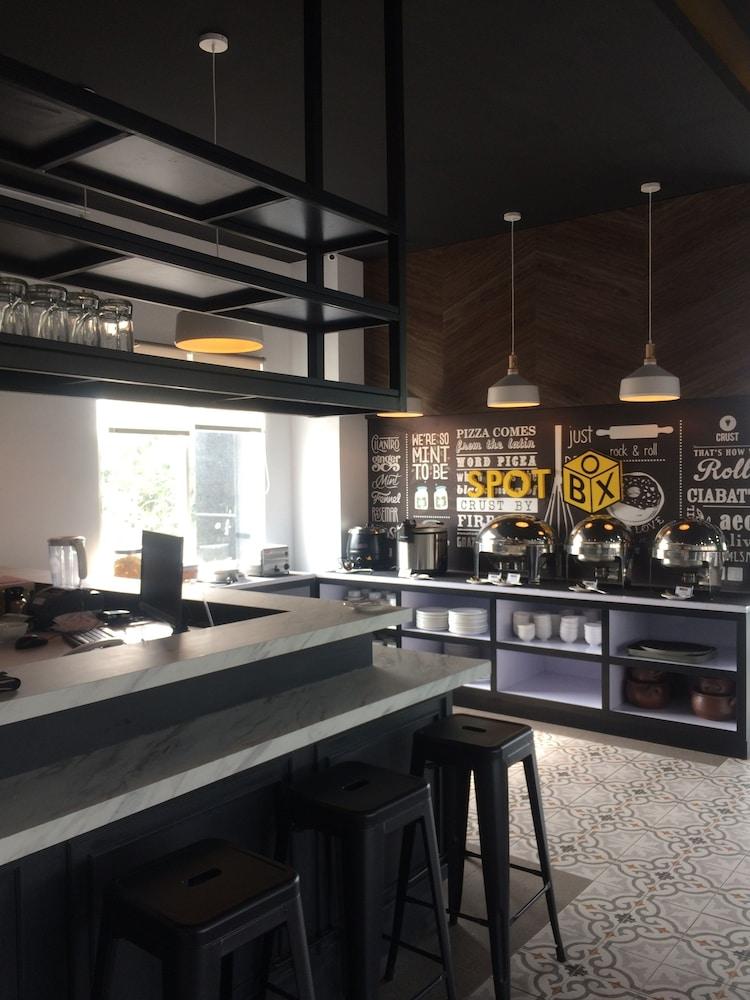Front One Inn Kediri Кедири Экстерьер фото