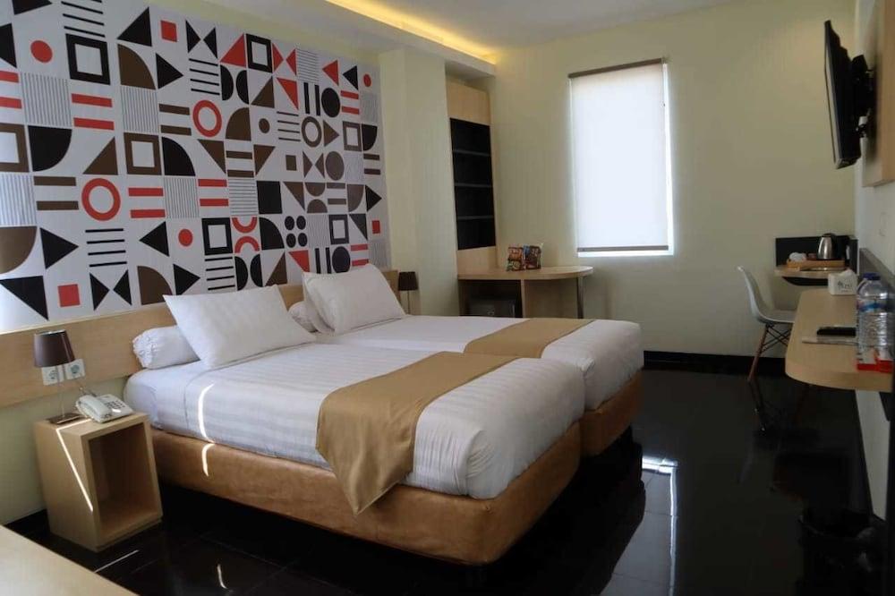 Front One Inn Kediri Кедири Экстерьер фото