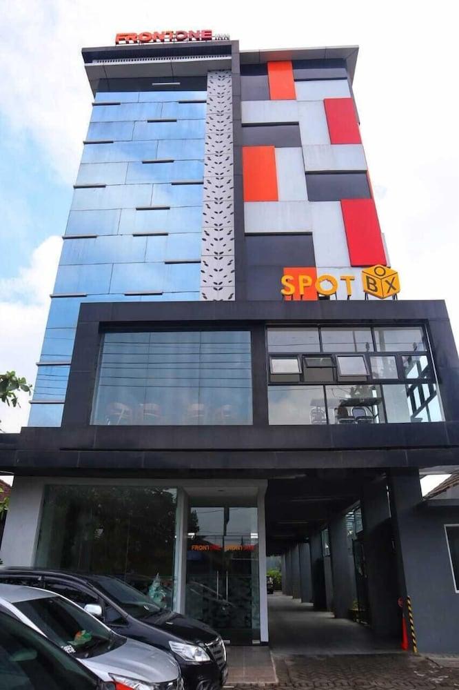 Front One Inn Kediri Кедири Экстерьер фото