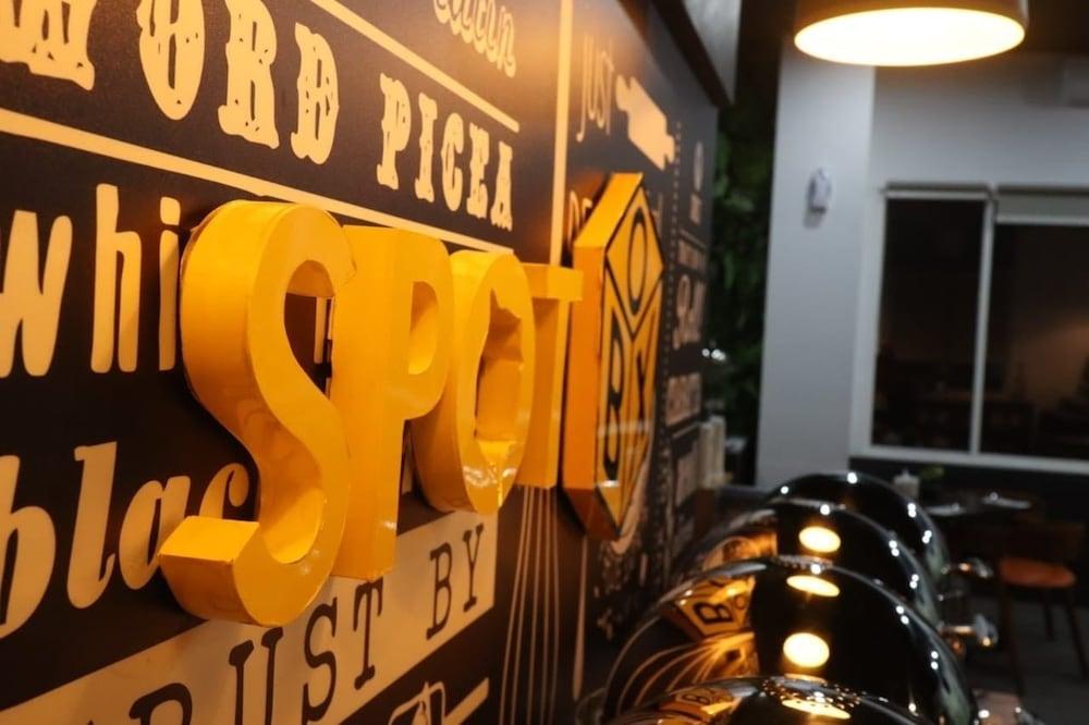 Front One Inn Kediri Кедири Экстерьер фото