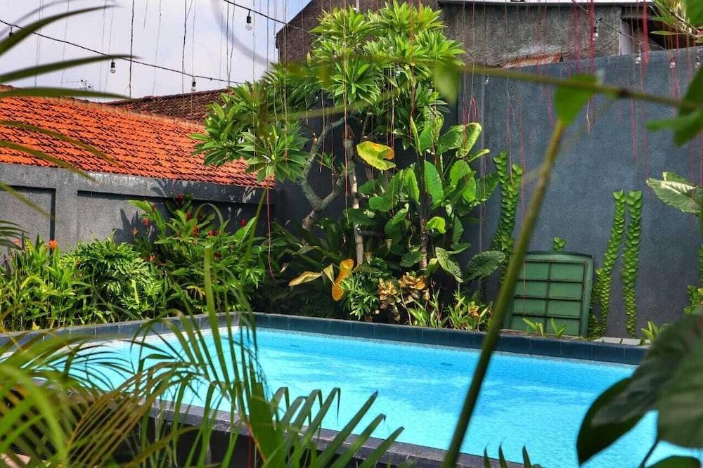 Front One Inn Kediri Кедири Экстерьер фото