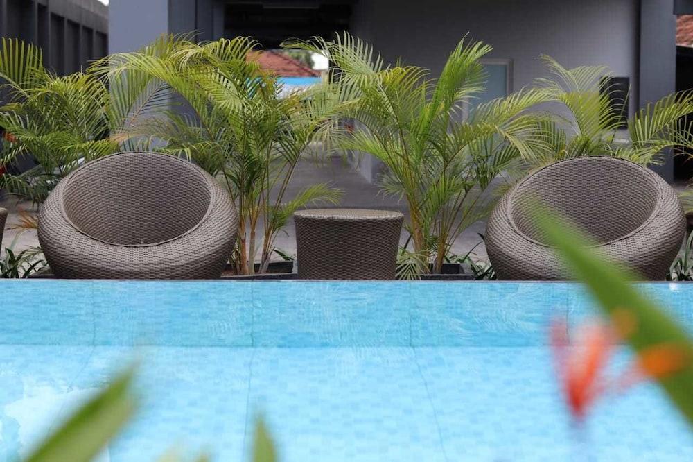 Front One Inn Kediri Кедири Экстерьер фото